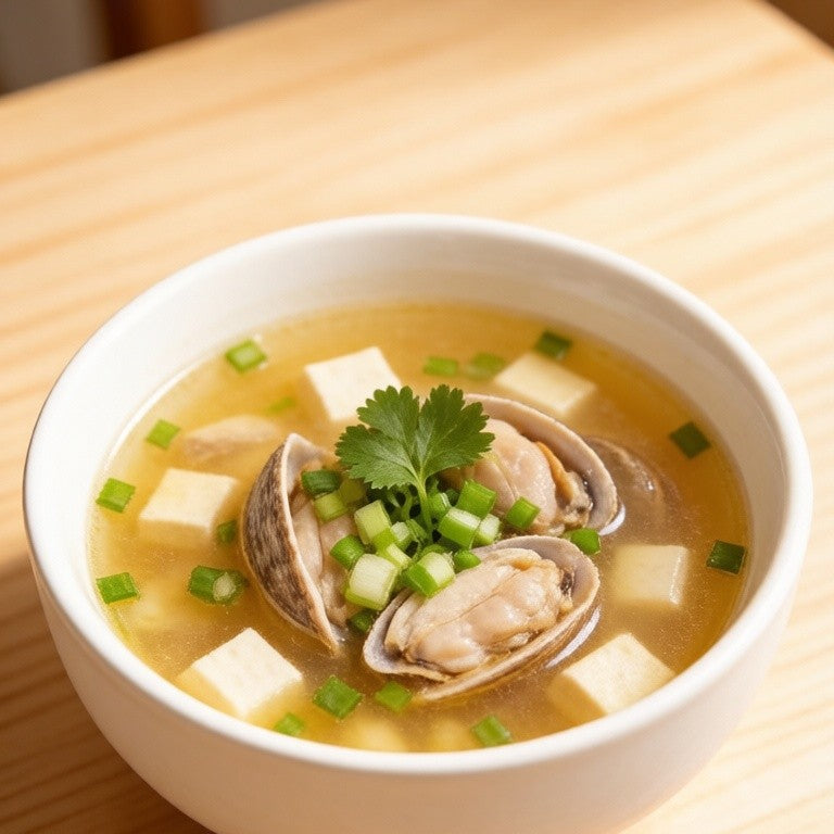 Fresh thin-shell coquina clams on ice with lemon (2)